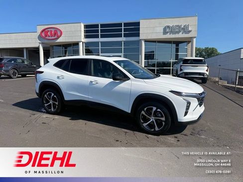 Used 2024 Chevrolet Trax RS w/ Sunroof Package FWD image 1