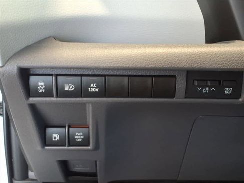 Used 2022 Toyota Sienna XSE image 12