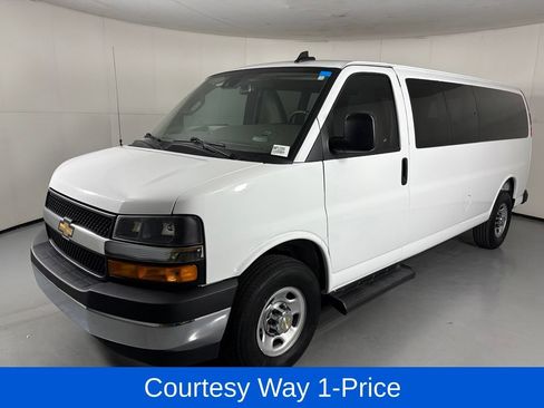 Used 2025 Chevrolet Express 3500 LT w/ LT Preferred Equipment Group RWD image 5
