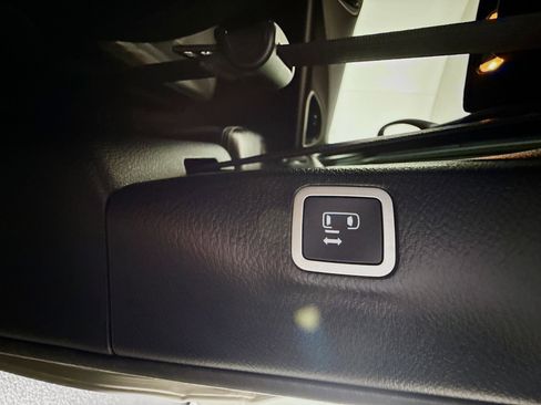 Used 2021 Chrysler Pacifica Touring-L w/ Uconnect Theater Family Group image 40