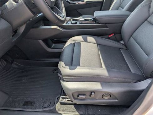 New 2026 Chevrolet Equinox LT w/ Convenience Package II FWD image 17
