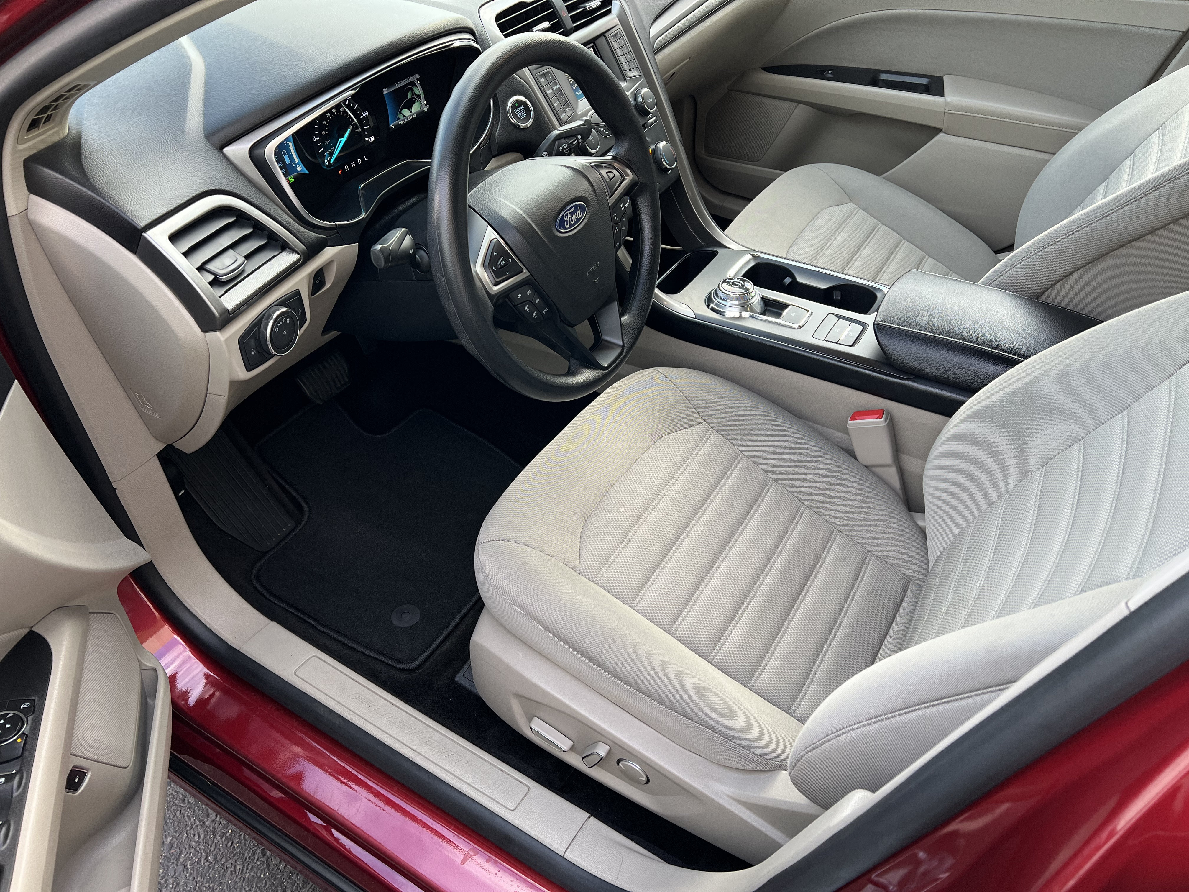 Used 2018 Ford Fusion SE FWD image 8