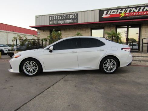 Used 2019 Toyota Camry XLE image 2