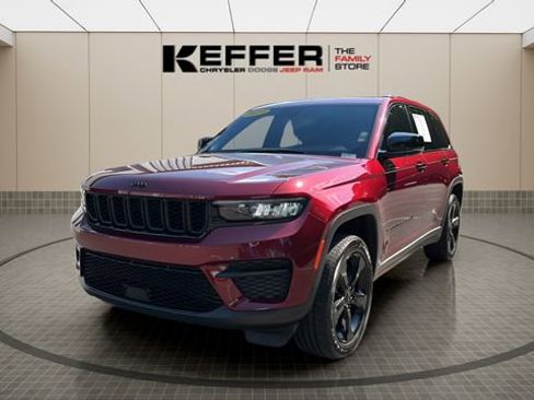 Certified 2023 Jeep Grand Cherokee Altitude AWD/4WD image 1
