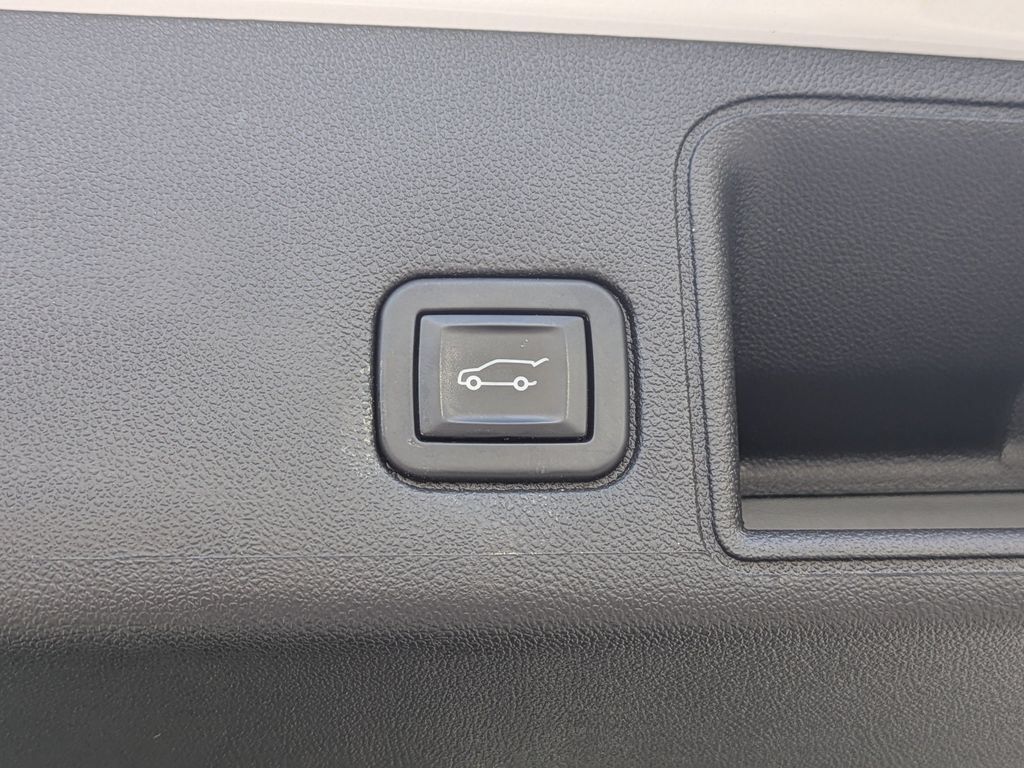 Used 2022 GMC Terrain SLT w/ Infotainment Package II FWD image 14