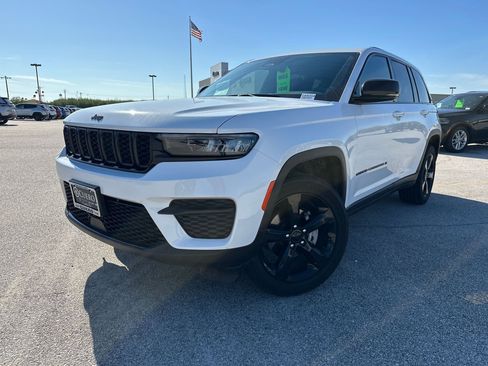 Used 2024 Jeep Grand Cherokee Altitude AWD/4WD image 2