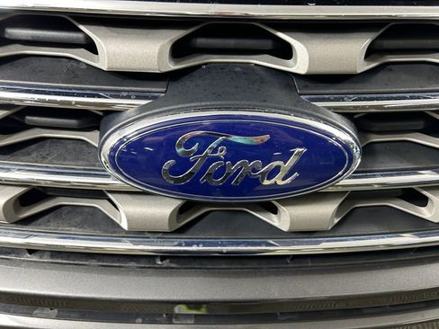 Used 2017 Ford Explorer XLT w/ Equipment Group 202A AWD/4WD image 10