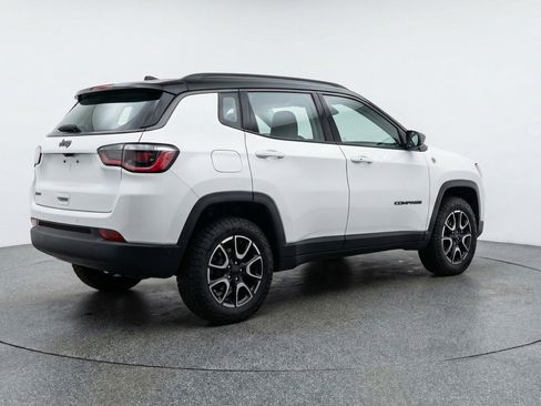 Used 2025 Jeep Compass Trailhawk AWD/4WD image 9