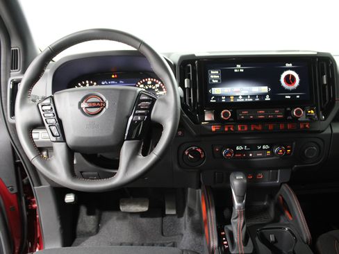 Used 2025 Nissan Frontier PRO-4X AWD/4WD image 2