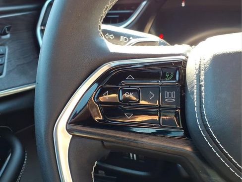 Used 2023 Jeep Grand Cherokee Overland w/ Luxury Tech Group IV image 32