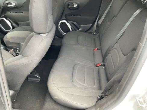 Used 2018 Jeep Renegade Latitude FWD image 9
