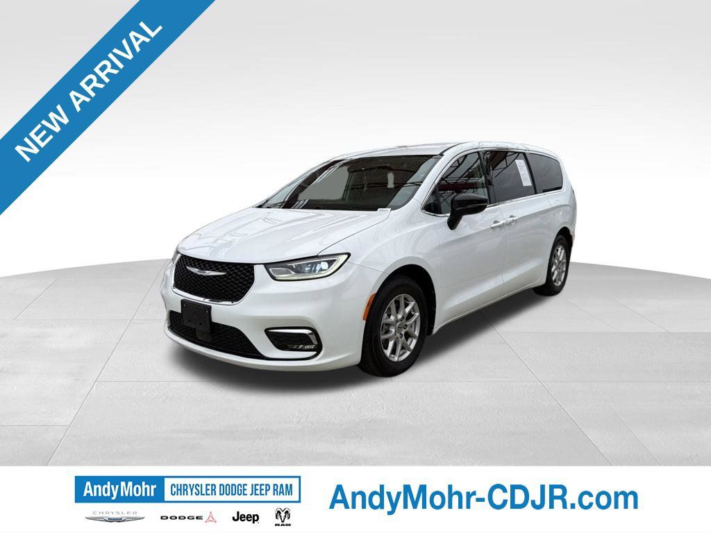 Used 2024 Chrysler Pacifica Touring-L FWD image 3