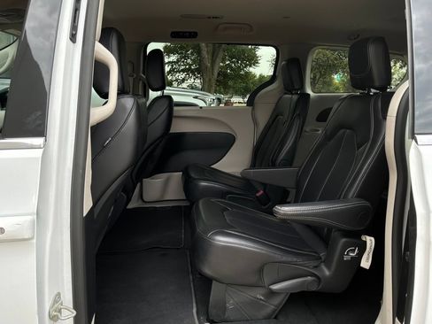 Used 2024 Chrysler Pacifica Touring-L FWD image 12