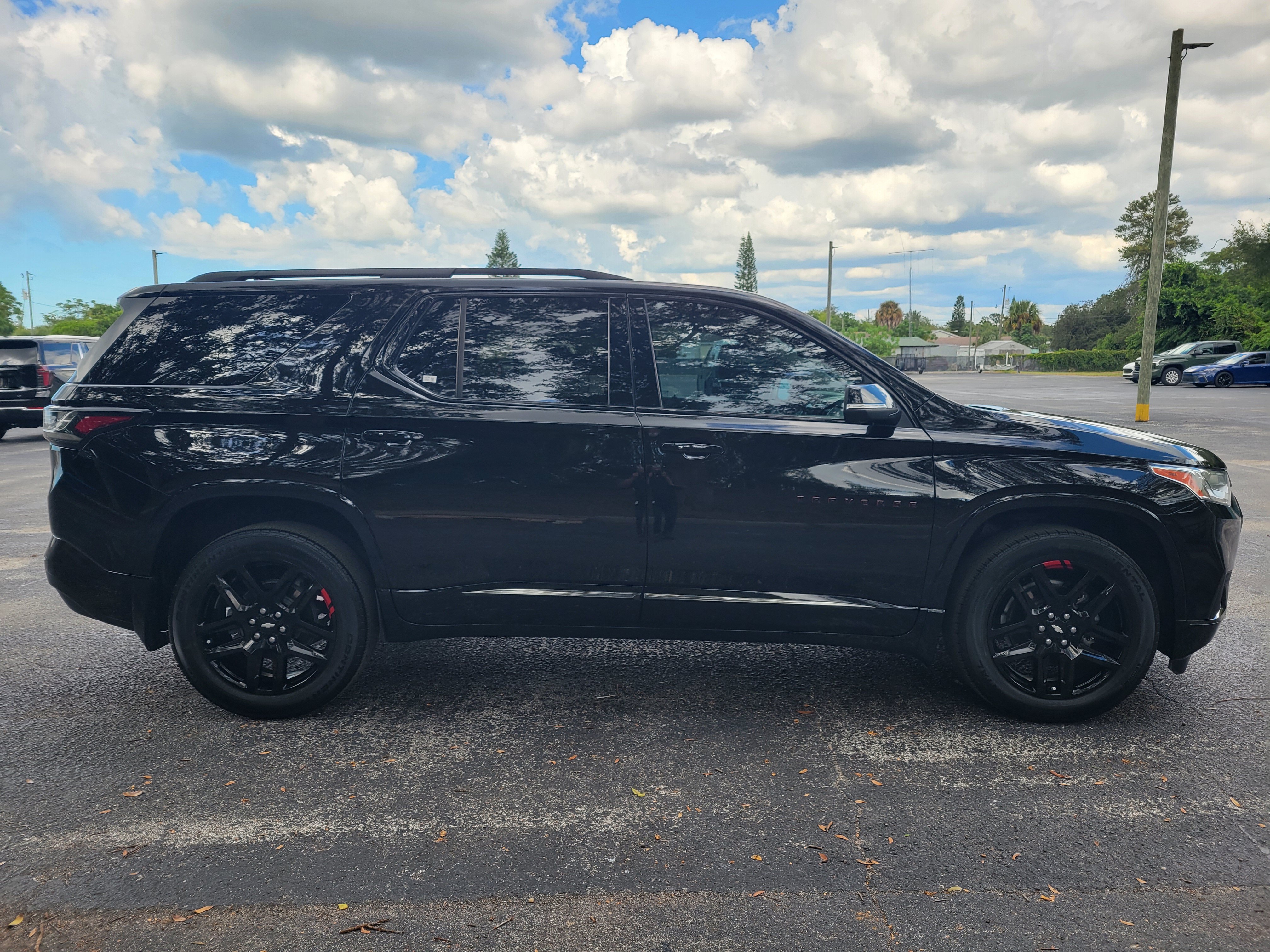 Used 2021 Chevrolet Traverse Premier w/ Redline Edition FWD image 3