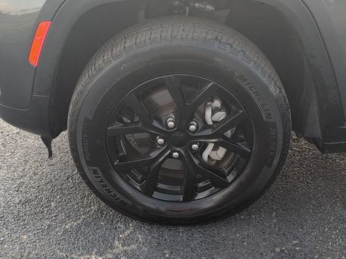 Used 2024 Jeep Grand Cherokee Altitude RWD image 10