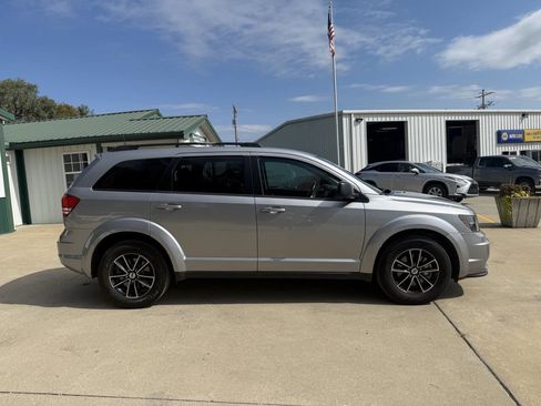 Used 2018 Dodge Journey SE w/ Connectivity Group image 2