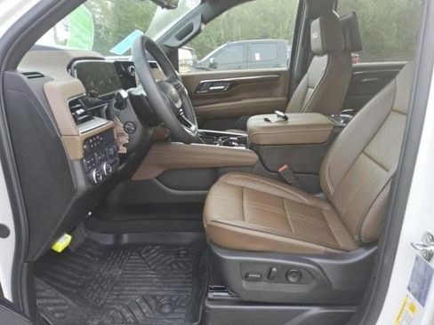 Used 2025 Chevrolet Tahoe High Country AWD/4WD image 6