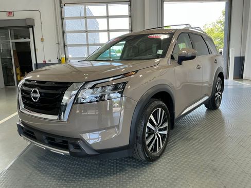 Used 2024 Nissan Pathfinder Platinum AWD/4WD image 2