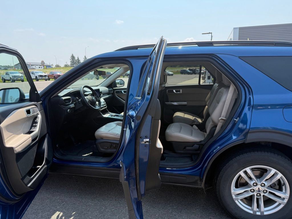 Used 2020 Ford Explorer XLT w/ Equipment Group 202A AWD/4WD image 9