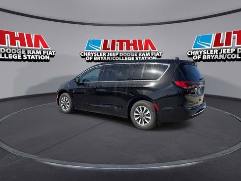 Used 2025 Chrysler Pacifica Select image 6