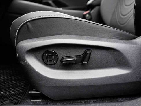 New 2026 Volkswagen Tiguan SE image 19