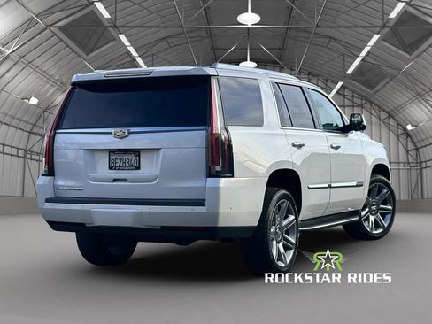 Used 2018 Cadillac Escalade Luxury RWD image 2