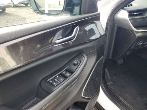 Used 2022 Jeep Grand Cherokee L Laredo image 13