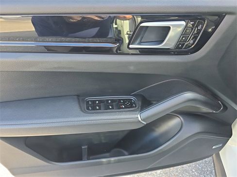 Used 2019 Porsche Cayenne S image 17