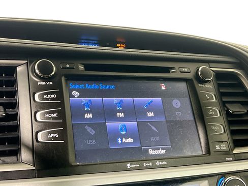 Used 2018 Toyota Highlander SE FWD image 27