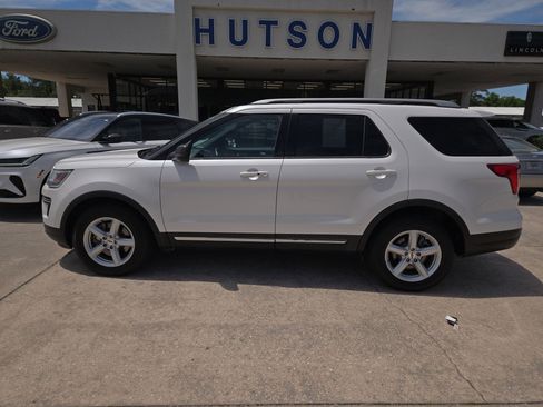 Used 2018 Ford Explorer XLT FWD image 1
