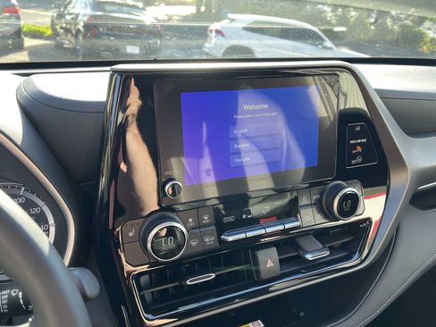 Certified 2024 Toyota Highlander XLE AWD/4WD image 23
