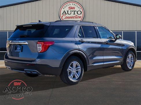 Used 2024 Ford Explorer XLT w/ Equipment Group 202A image 7