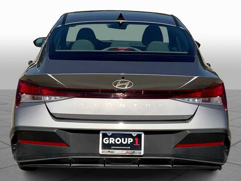 Used 2024 Hyundai Elantra SE image 4