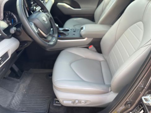 Used 2025 Toyota Highlander XLE AWD/4WD image 10