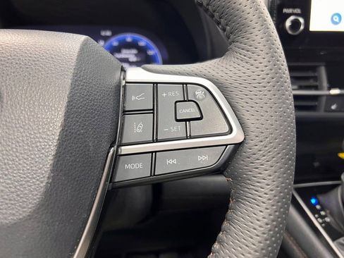 Used 2025 Toyota Sienna Platinum image 19