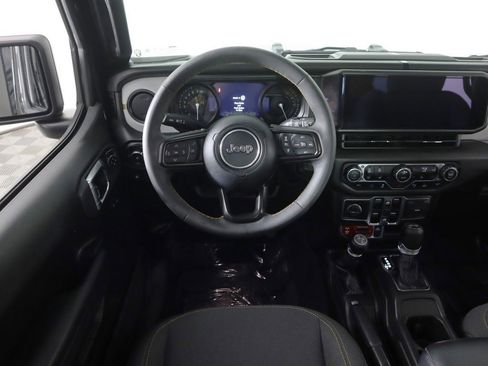 Used 2024 Jeep Wrangler Unlimited image 33