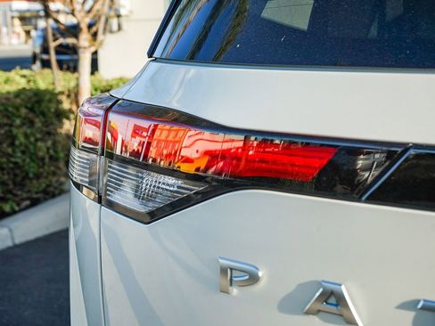 Used 2024 Nissan Pathfinder SL image 7