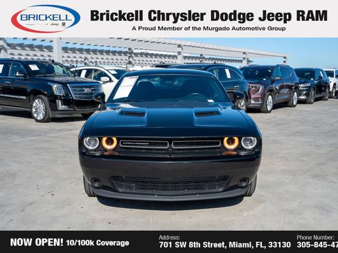 Used 2022 Dodge Challenger SXT image 2
