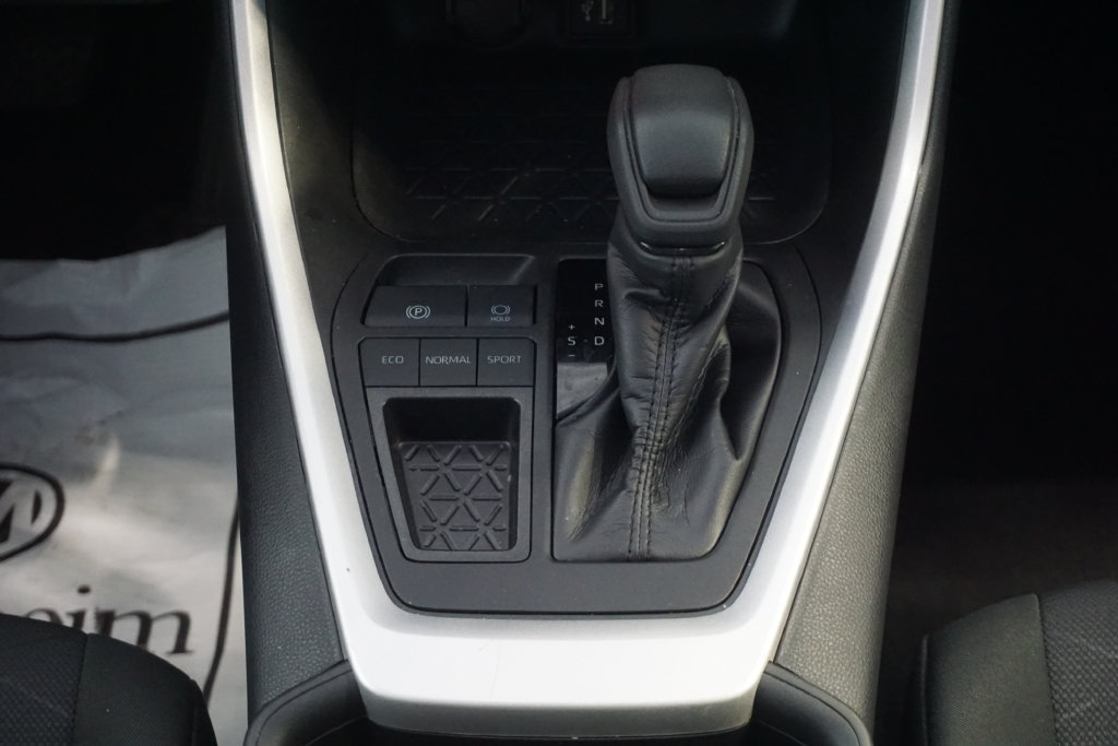 Used 2024 Toyota RAV4 XLE FWD image 27