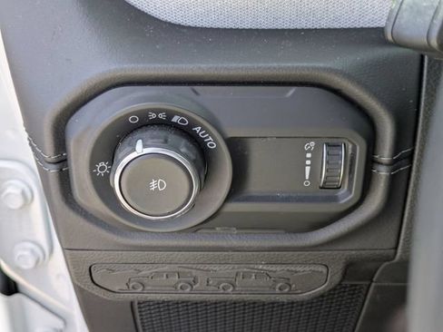 Used 2025 Jeep Wrangler Unlimited Sahara AWD/4WD image 17