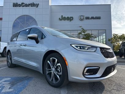 New 2026 Chrysler Pacifica Pinnacle w/ Trailer Tow Group