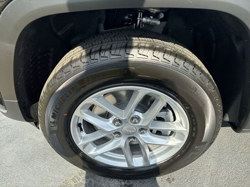 New 2025 Jeep Grand Cherokee L Laredo image 16