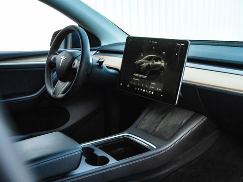 Used 2023 Tesla Model Y AWD image 26