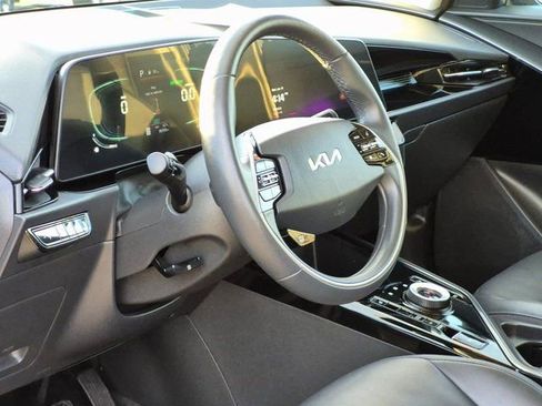 Used 2023 Kia Niro EX image 10