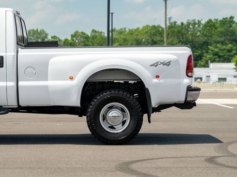 Used 2000 Ford F350 Lariat image 2