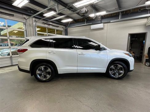 Used 2017 Toyota Highlander Limited Platinum AWD/4WD image 6