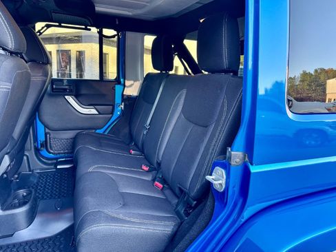 Used 2015 Jeep Wrangler Unlimited Rubicon w/ Connectivity Group image 14