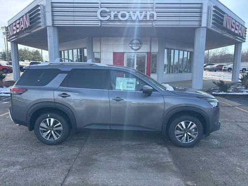 New 2025 Nissan Pathfinder SL image 3