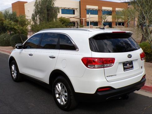 Used 2016 Kia Sorento LX image 7