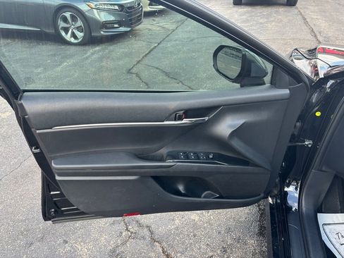 Used 2020 Toyota Camry LE image 9